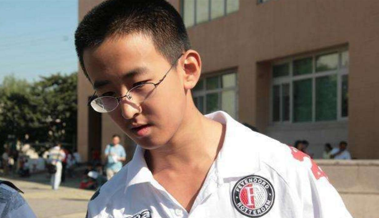 10岁上大学的张炘炀，曾狂言没钱人一定没素质，今已褪下神童光环