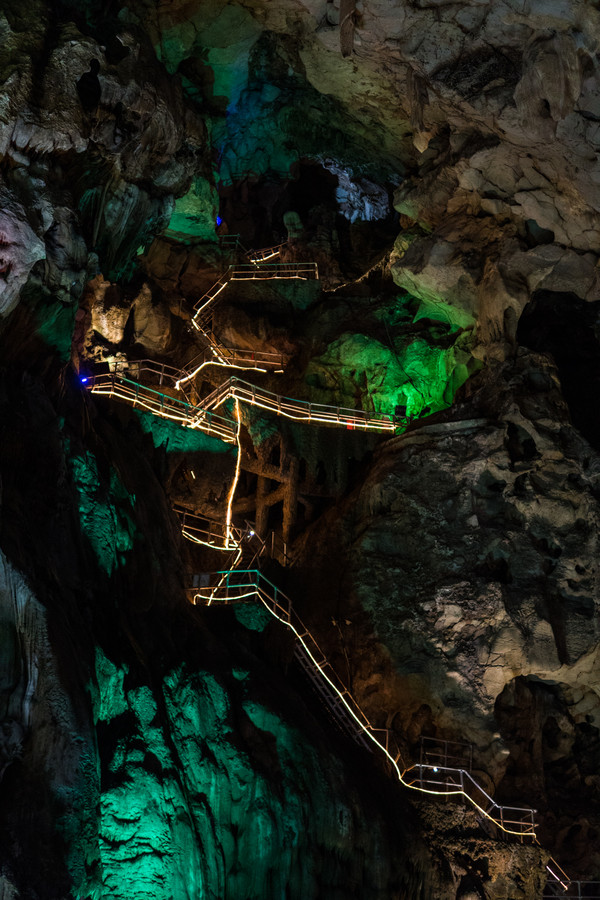 石栈天梯,近50米长的天梯石栈构成洞中登山的情趣,在国内众多溶洞景观