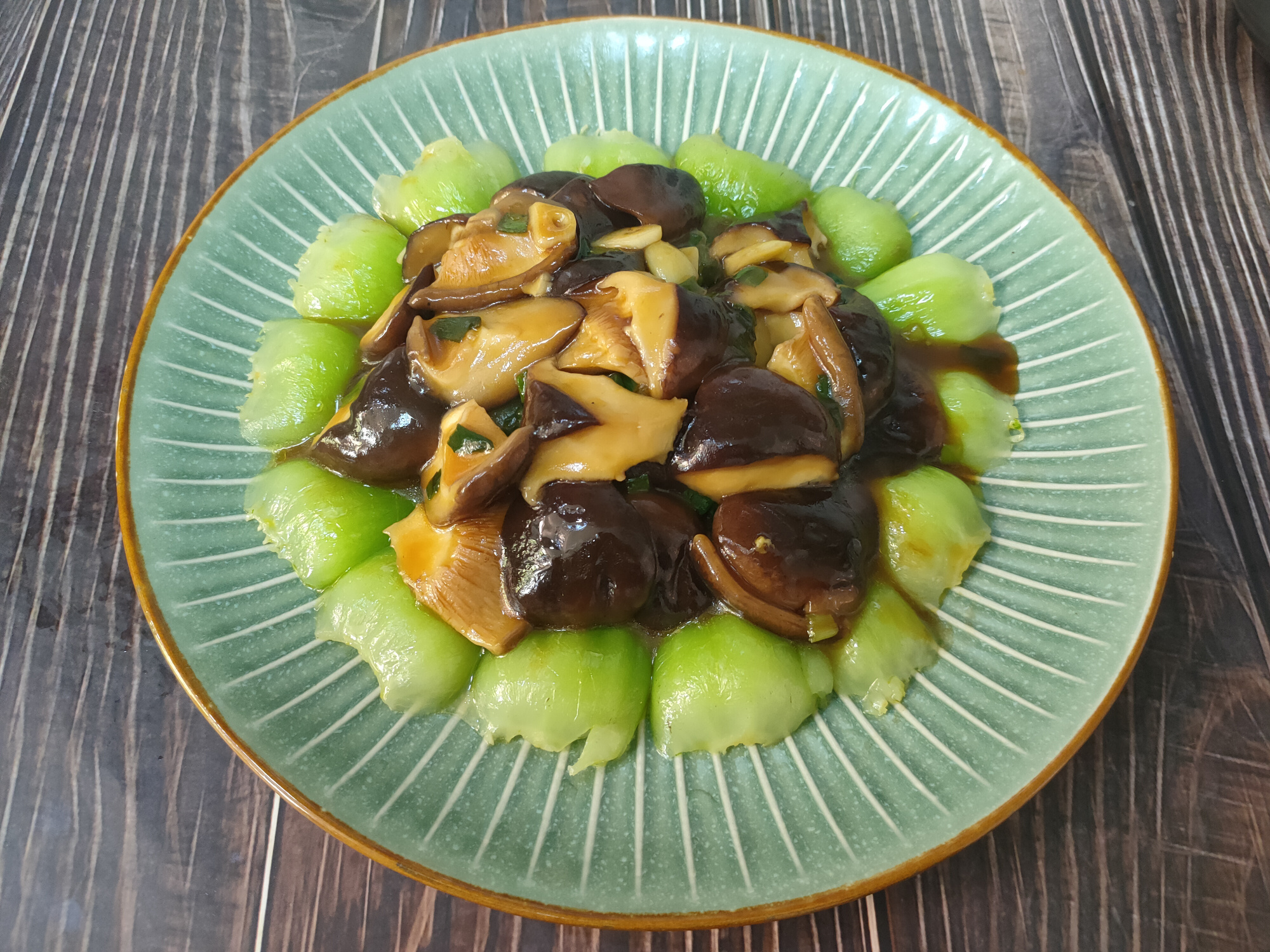 好吃的香菇炒油菜(十步轻松做出好吃的香菇炒油菜)