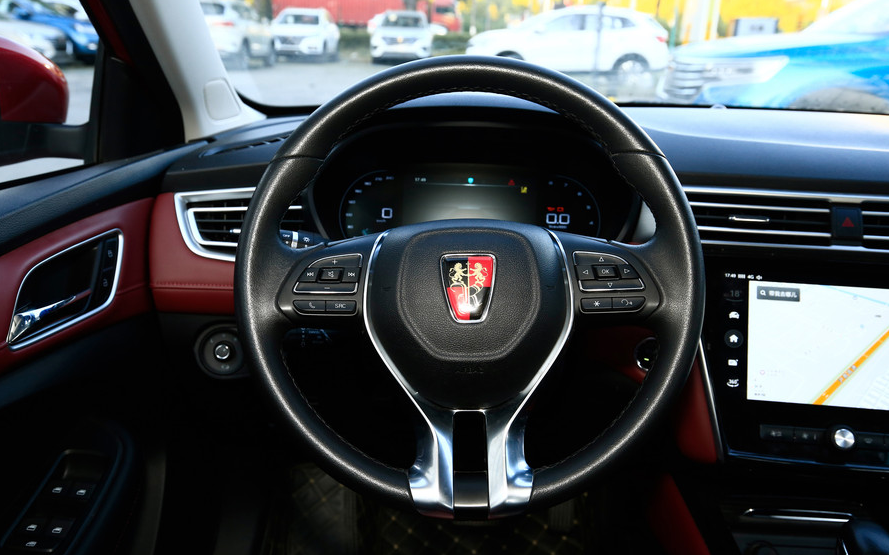 荣威i5顶配11.59万，配主动刹车，油耗5.7L
