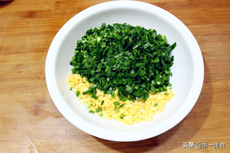 大厨这样调韭菜鸡蛋馅包子，包子蓬松柔软鲜香四溢，两个就吃撑了