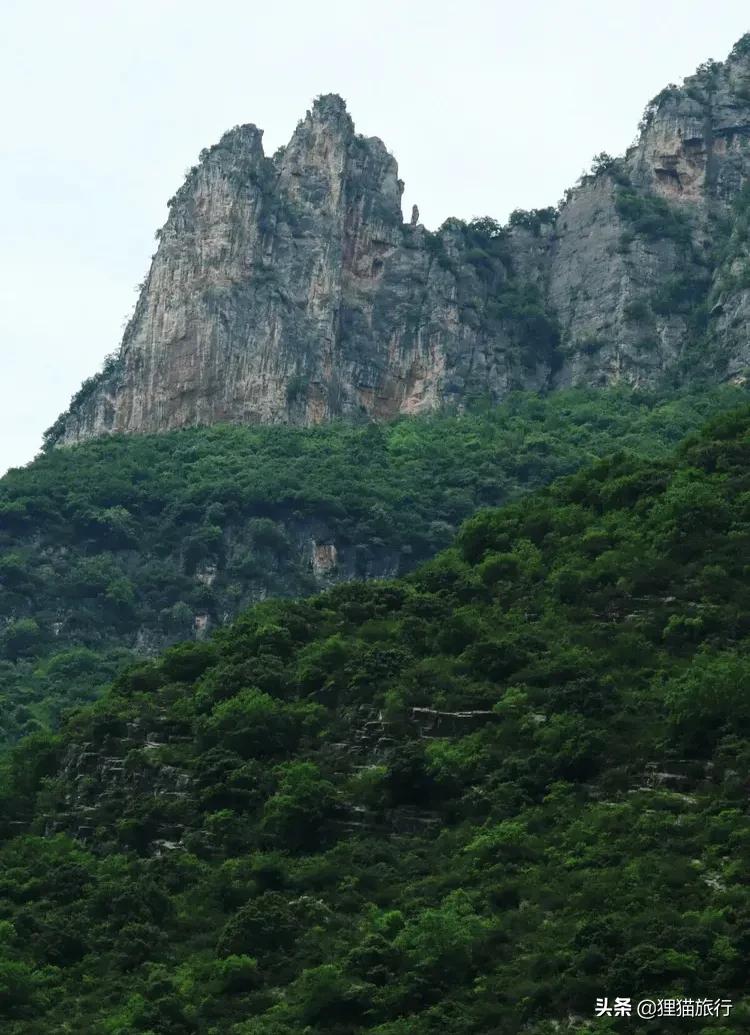 巫山县在重庆最东部，这有大三峡和小三峡，一句诗道出了巫山的美