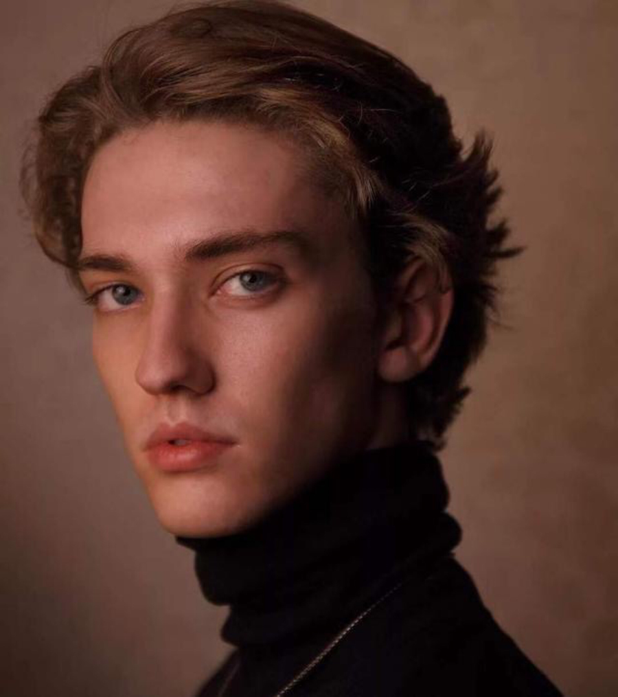 他的名字叫julian mackay,音译过来是朱利安·麦凯