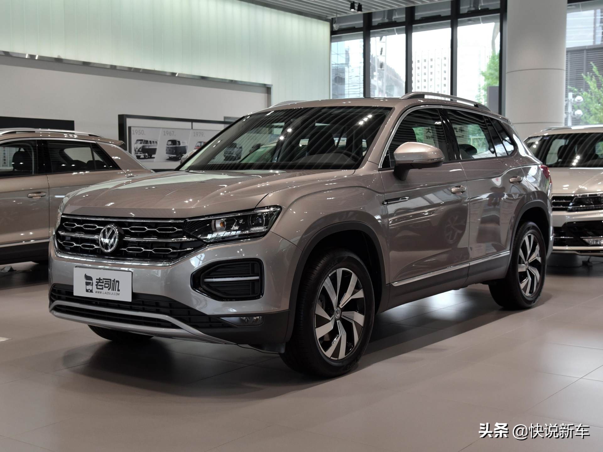 大众车型后排空间宽敞无凸起，乘坐舒适性极佳