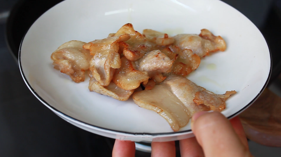 炒粉条时，最忌直接下锅炒，教你一招，不粘锅还不坨，筋道好吃