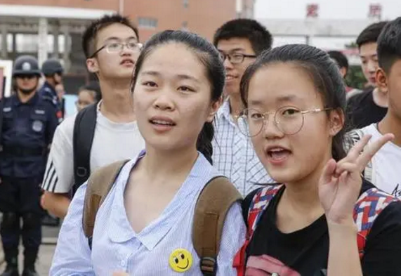 四川高考第一个出考场考生，自信发言玩了半小时，211大学没问题