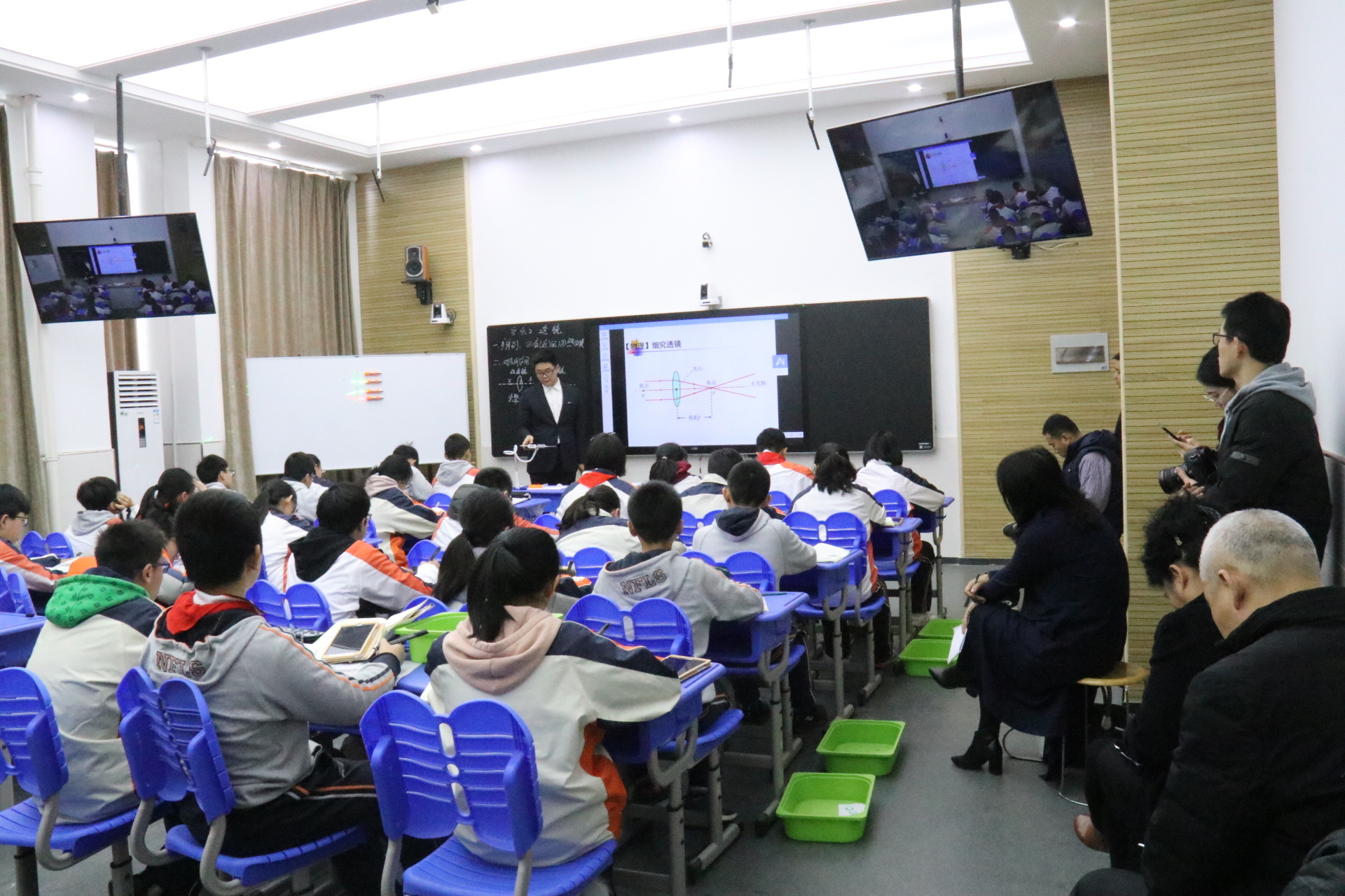 中小学迎来“好消息”，教室内将全部加装监控，家长拍手叫好