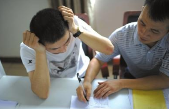 “民办”和“公办”教学不同，学生差距逐渐增大，从这点有所体现