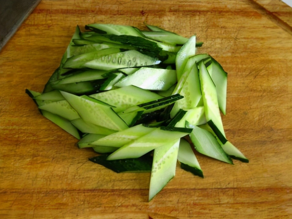 黄瓜怎样切菱形片?大厨教你三种方法,美观又实用,学不会可惜了