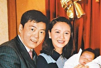 她是梁朝伟前女友，被闺蜜刘嘉玲夺爱，嫁豪门被气走，今54岁仍单身