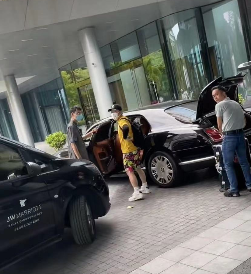 千万豪车算什么？“矮丑不穷”的亿万富豪黄渤，钱多到你想不到