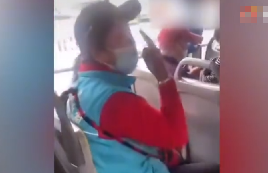 北京63岁大妈嫌让座慢，辱骂女孩“臭外地来要饭的”，处理结果大快人心