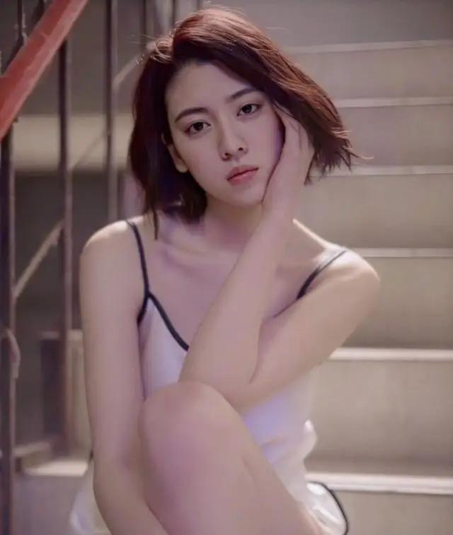 三吉彩花：无人不爱的颜值和身材