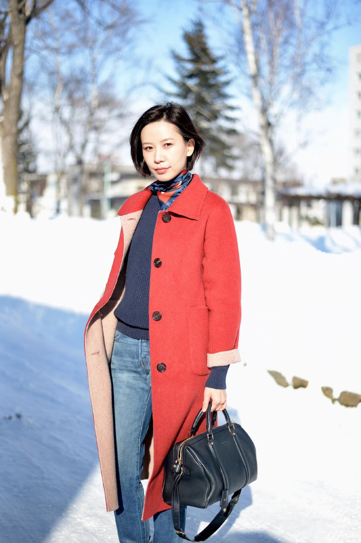 今年冬天流行“红蓝配”！看时尚博主的高级穿搭，照样学就对了