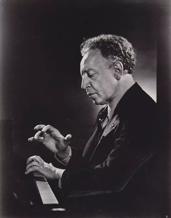 “摄影界伦勃朗”，拍下无数伟大的时代面孔，每一张都充满了故事