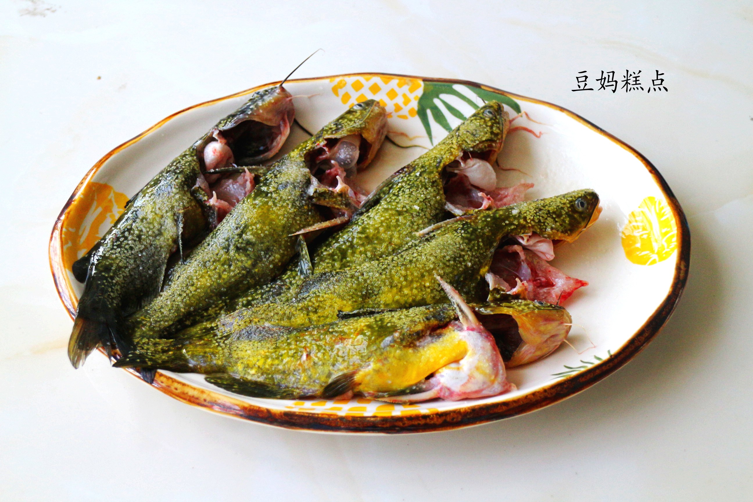 香菜,生薑,蔥,幹辣椒【製作方法】:1,黃骨魚處理好,清洗乾淨,然後在