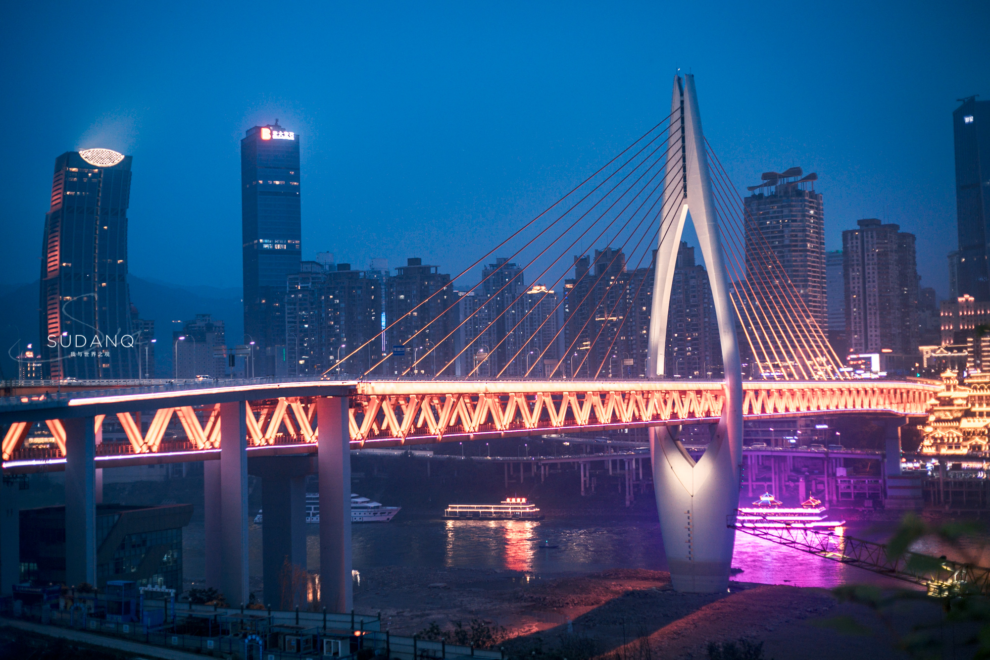 重慶洪崖洞的橋是什麼橋(重慶千廝門大橋,世界最大跨徑單塔單索麵斜拉