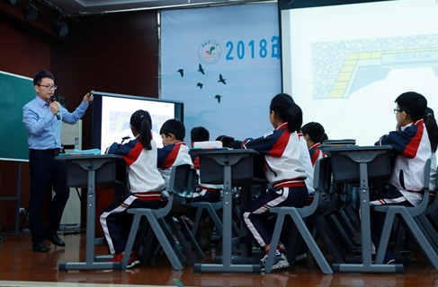 小学生数学题难倒家长，公交车往哪边开？车体完全对称该咋判断？