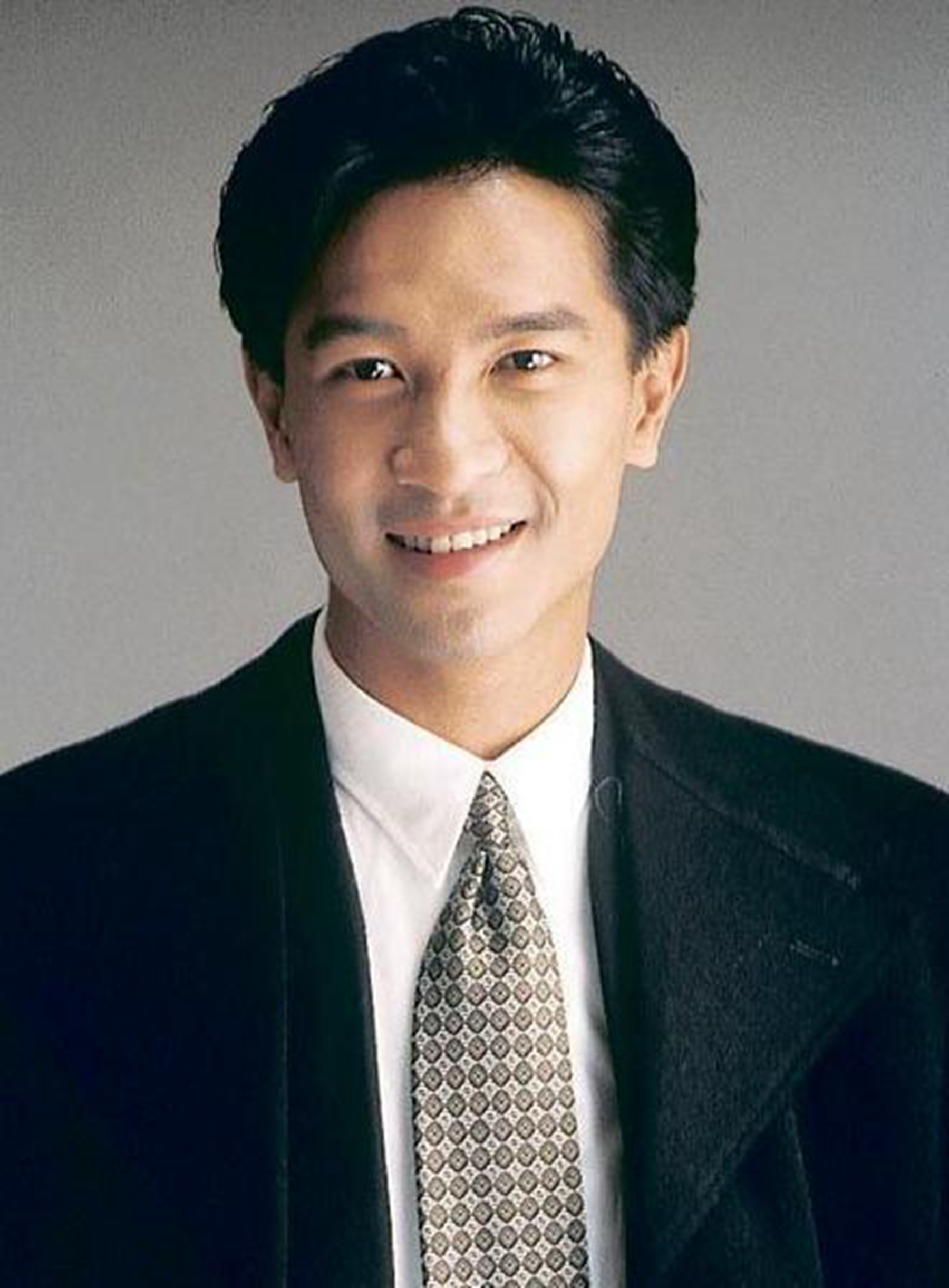 10位"坠楼身亡"的明星,最大47岁最小28岁