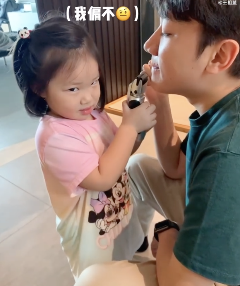 王祖蓝晒女儿帮剃胡须，Gabby却分心对镜摆拍，古灵精怪像爸爸