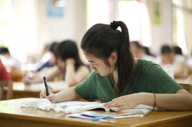 衡中复读生提前开学，引发众多应届生不满，这样的教育不公平