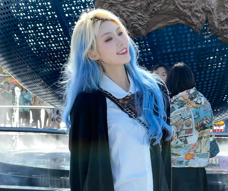 四川传媒学院“校花”走红，身材颜值不输明星，而且还如此优秀