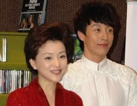 杨澜23岁的儿子罕见露面，文质彬彬颜值高，妈妈杨澜功不可没