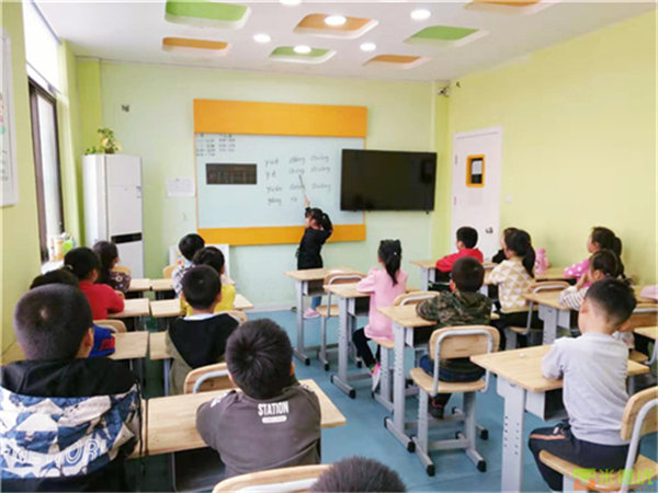 「蓝湾早教」，专注0-6岁一站式早幼教，值得信赖的选择！