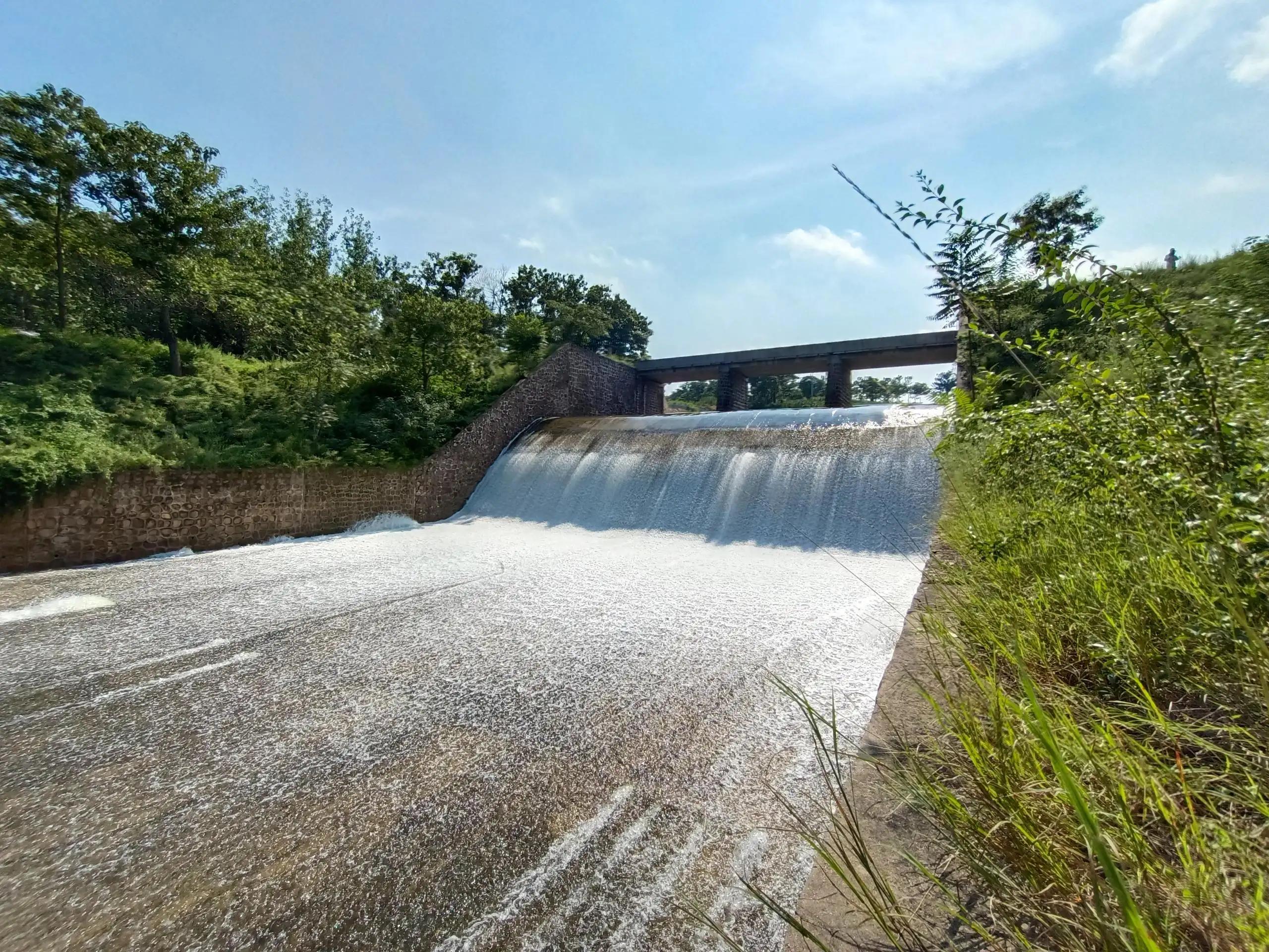 "纸坊水库溢水了!