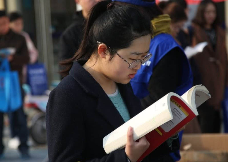 大学学费“收费标准”，这类专业学费“1万+”，报考时需注意