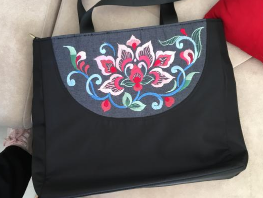 生肖相框(网络配图 侵删)彝族手工刺绣马樱花单肩包生肖相框(网络配图