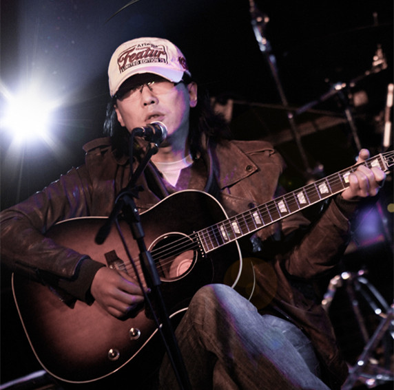 他是《留给夜的对话》原唱,80年代与景岗山齐名,因涉毒入狱10年