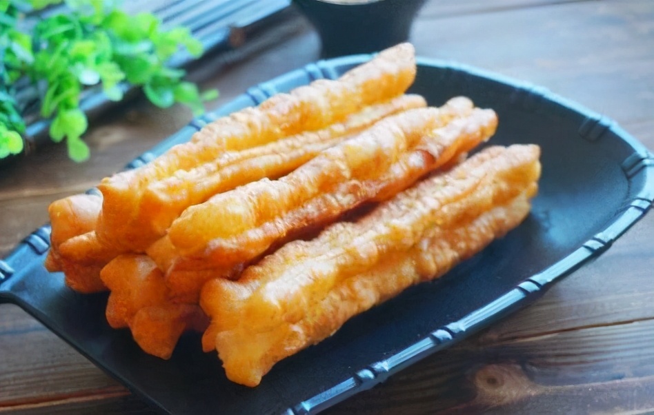 炸油条用放酵母吗(炸油条要放酵母吗)