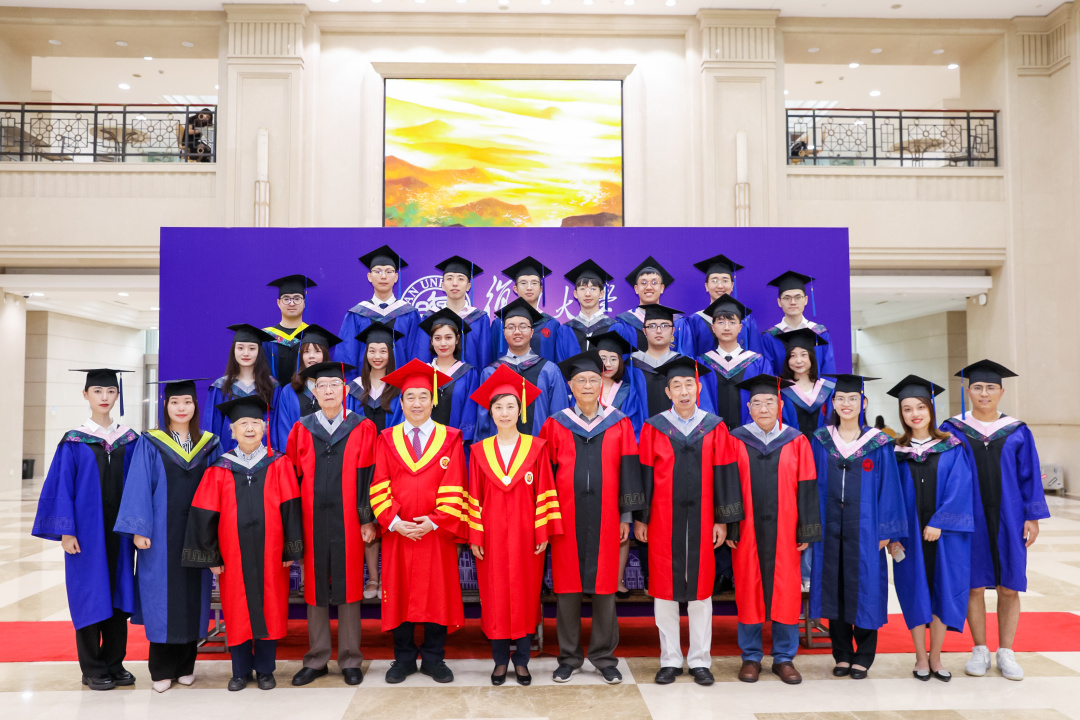 毕业季，复旦大学书记校长喊毕业生合影啦！