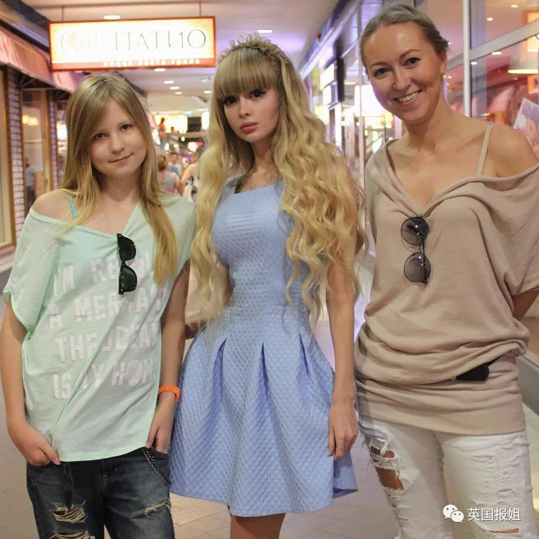 俄国美女从小被“圈养”！父母把她当活娃娃，丰胸细腰拍性感照