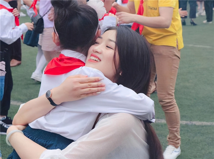 儿子被同学欺负，还手后却被老师罚写检讨书，宝妈气不过掌掴老师