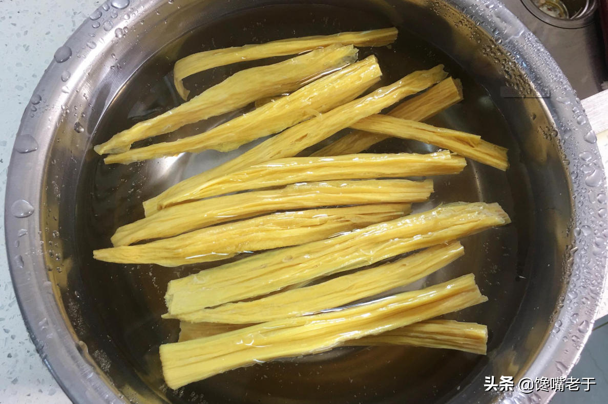 泡腐竹时：直接扔水里泡就错了，学会饭店的方法，简单快速又筋道