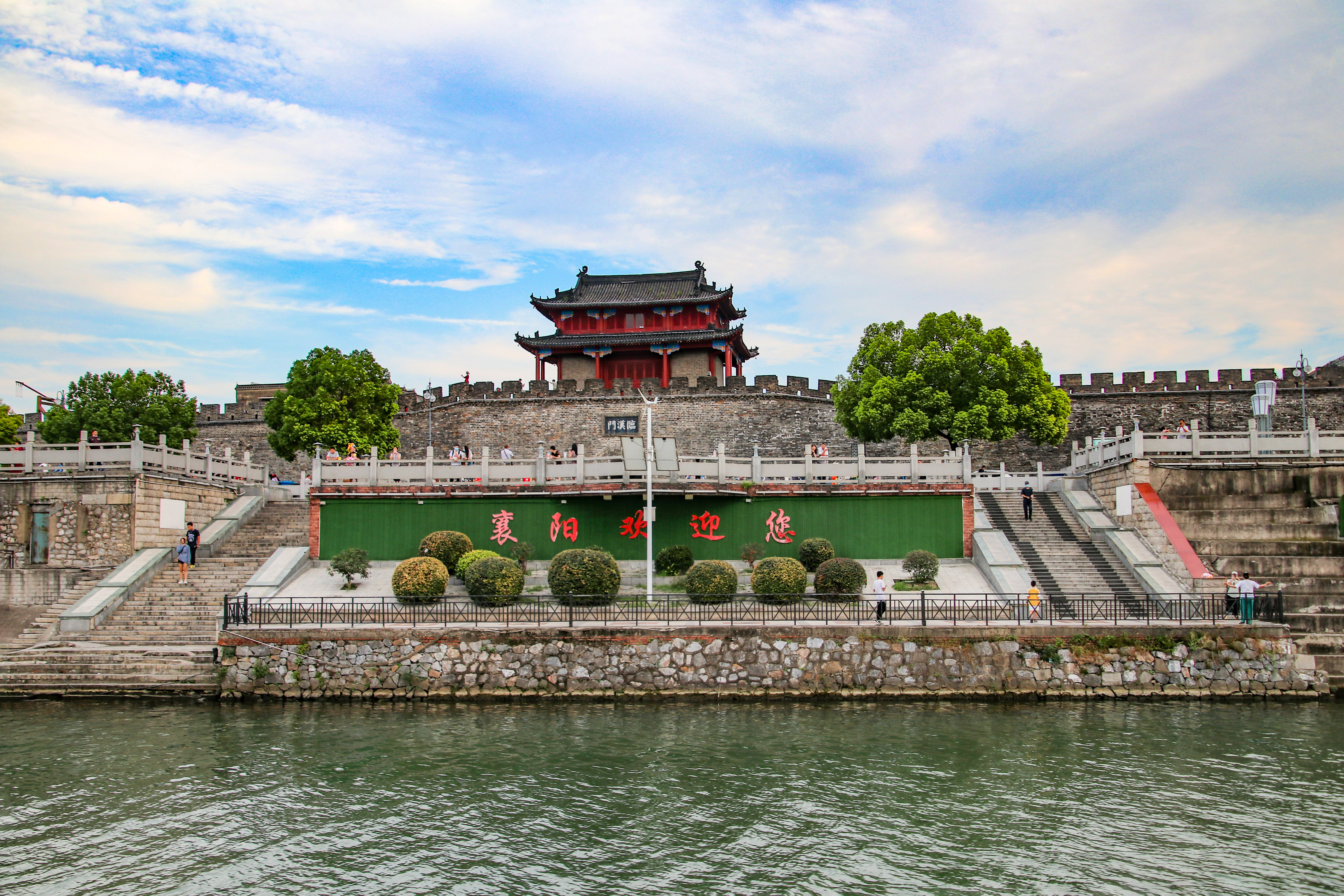 从襄阳古城出来,我到汉江去乘坐游轮.