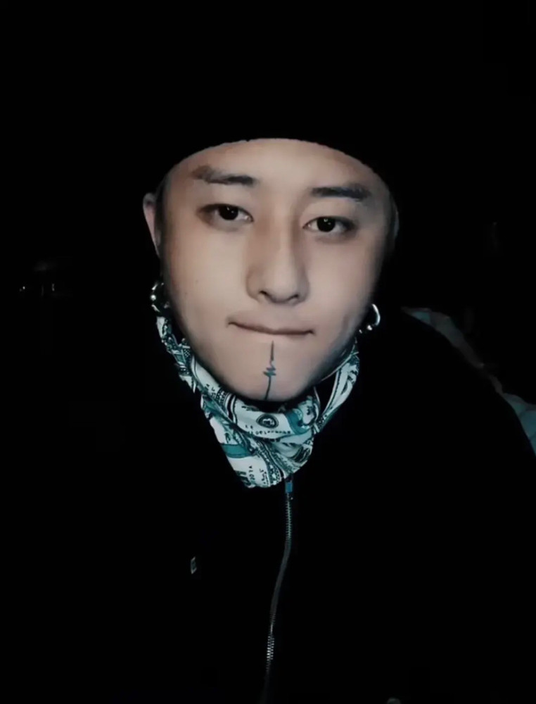 抖音上一直喊爸爸的直播辛巴直播时双膝下跪