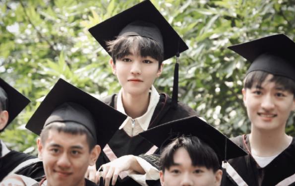 队长王俊凯迎来本科毕业，回顾三小只高考成绩，一代可称强中之强