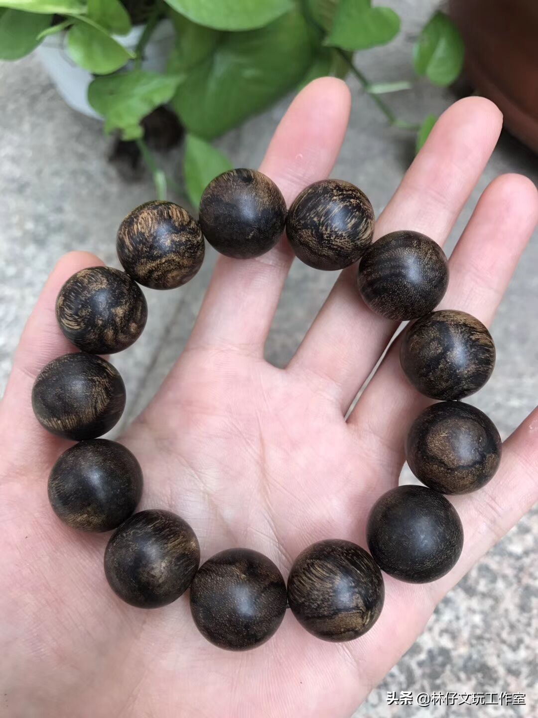 万物皆可盘,煤精制成的手串不但能盘玩,包浆后简直美的不可方物