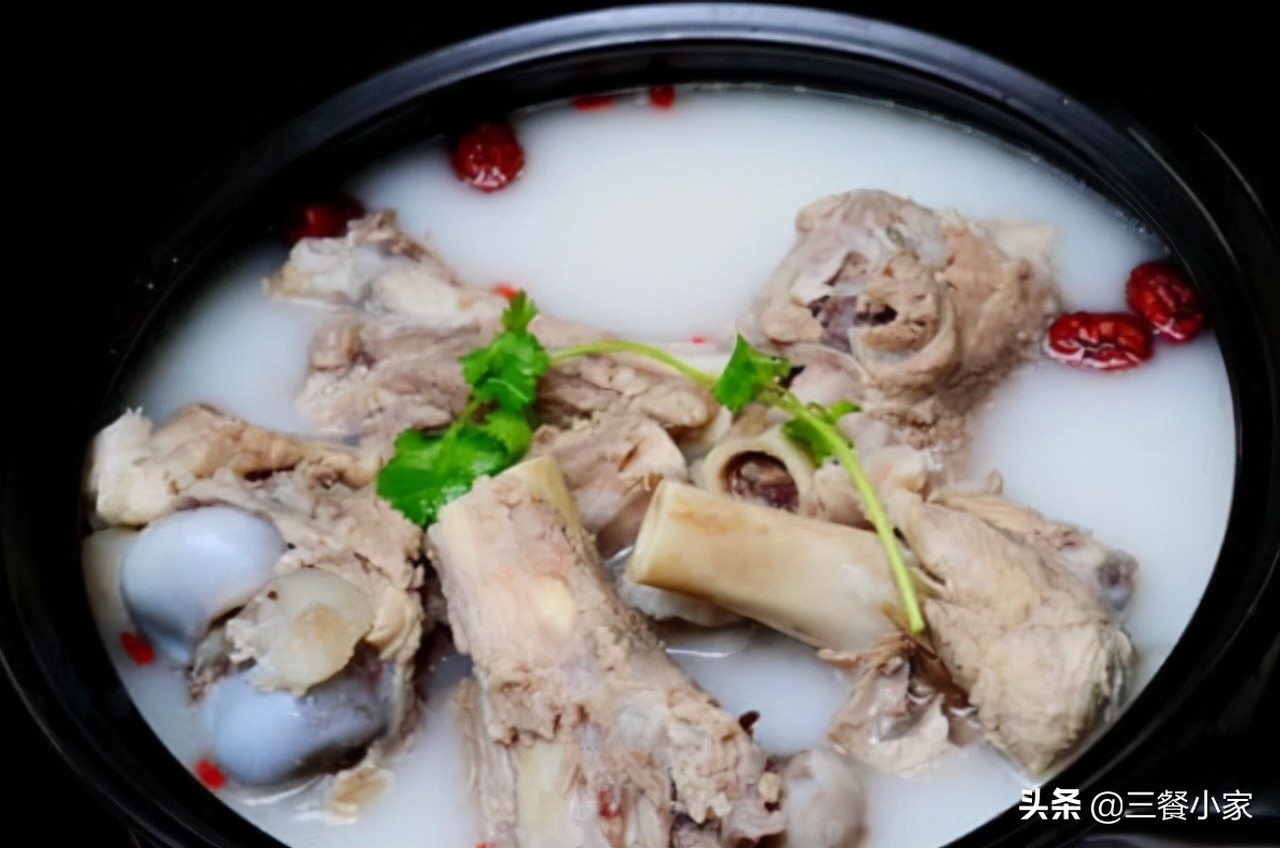 炖骨汤，酒店大厨教你诀窍，牢记三招，汤白肉香，不腥不腻还营养