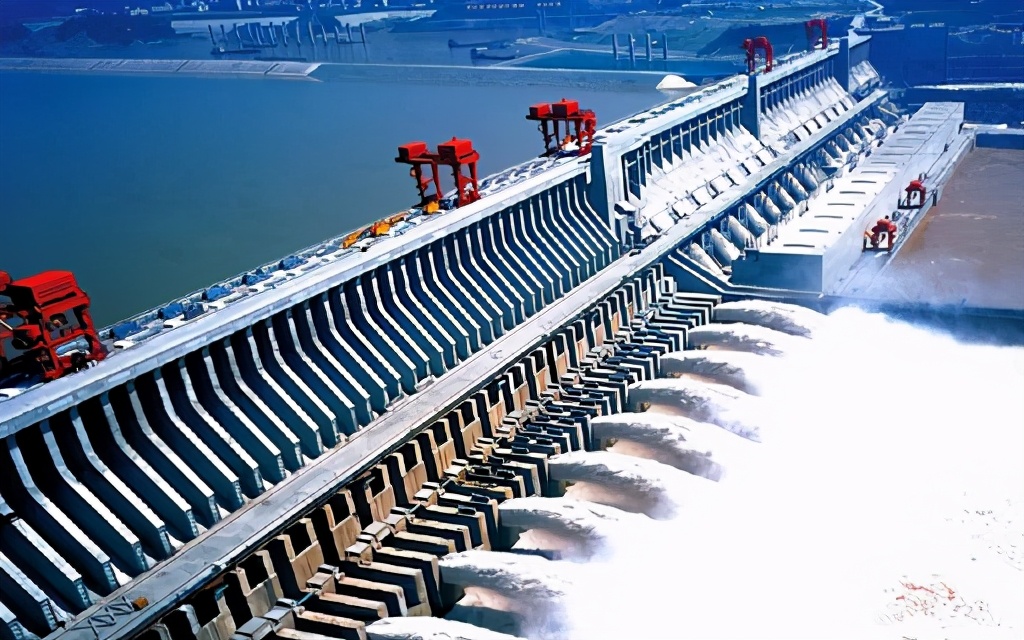 三峡大坝所有闸门打开，放光所有的水需要多长时间？