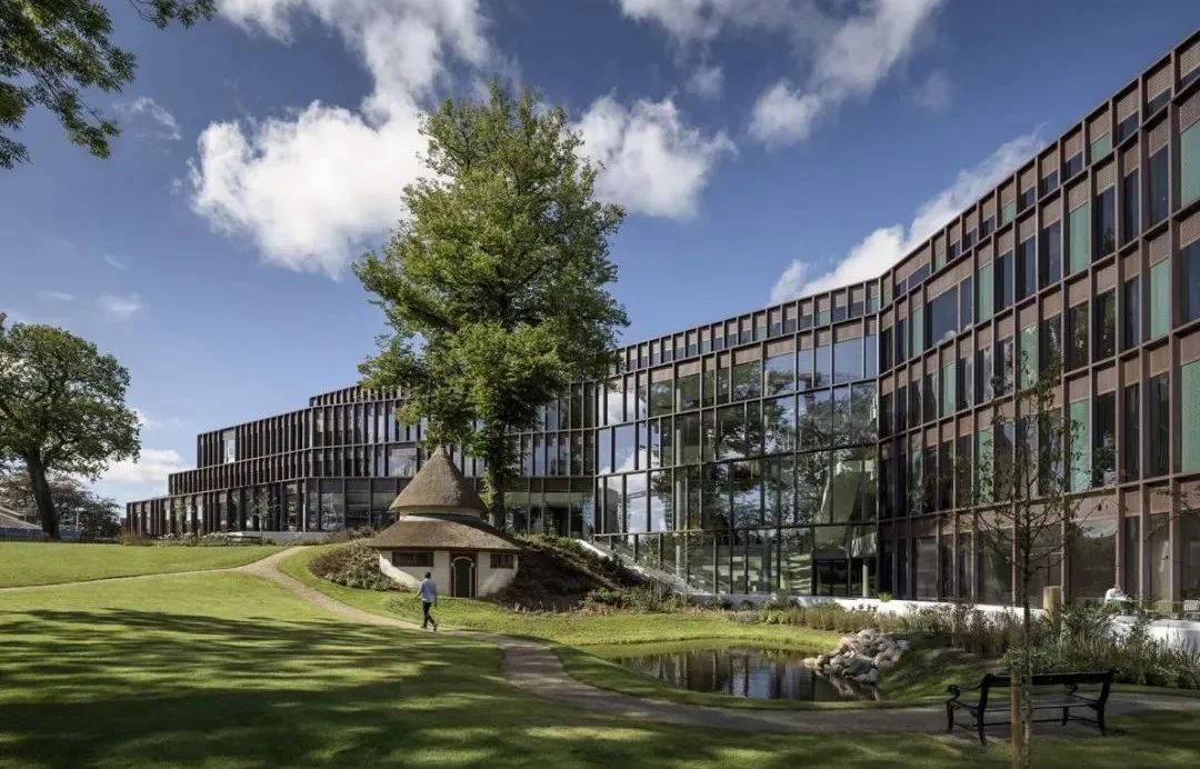 嘉士伯新总部大楼，可回收的黄铜外立面，示范了真正可持续理念