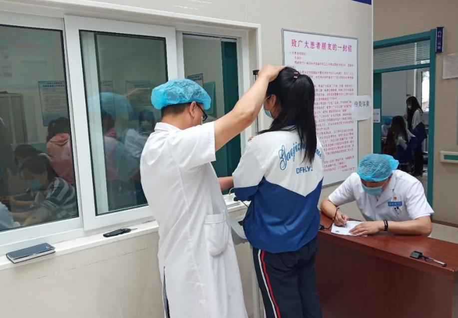 面对高考体检，学生直接低头，有人“一丝不挂”，医生看后很无奈