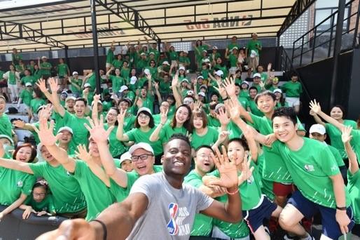 nba有哪些球星来过成都(NBA八大球星来中国玩自拍：看谁才是人气王，第一位实至名归)