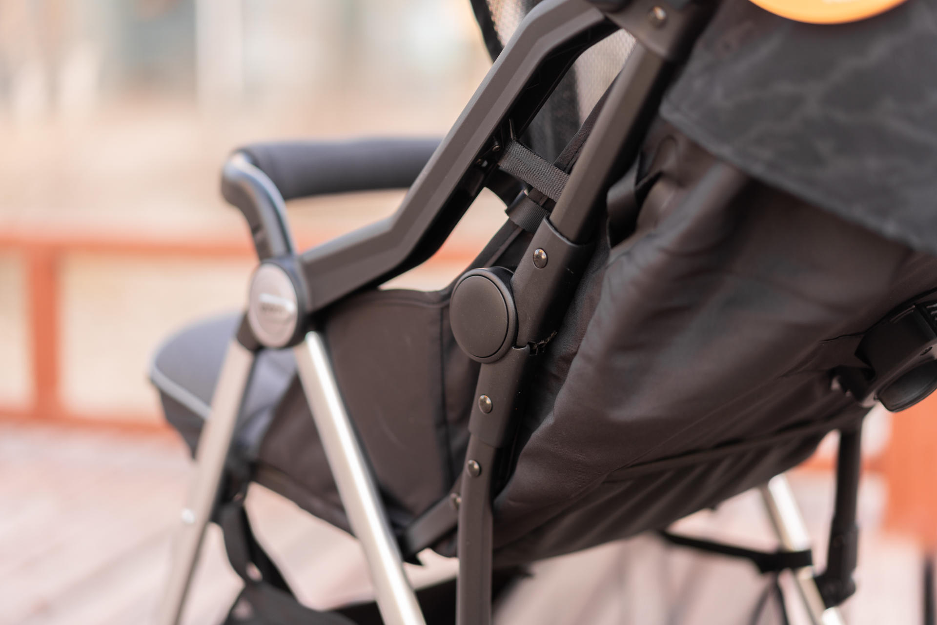 宝宝出行,妈妈放心,qborn百灵折叠婴儿推车