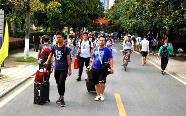 大学食堂“标语”火了，为了吸引学生去吃饭，真的是各出奇招