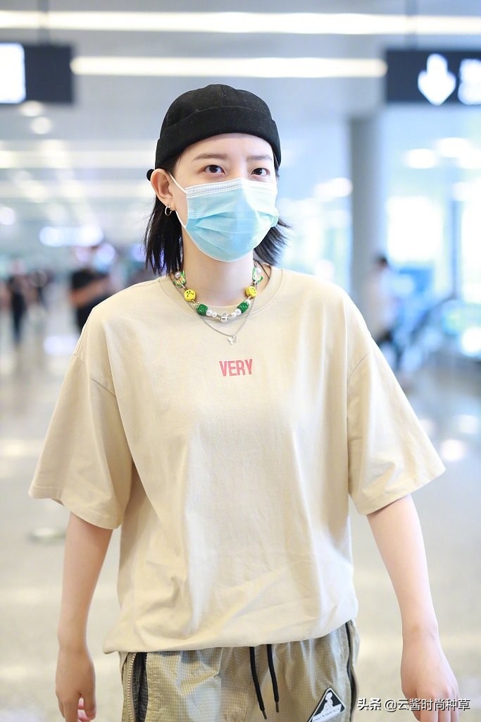 穿杏色上衣搭毛线帽(杏色毛线裙配什么上衣)