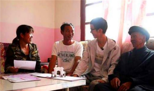 713分考入清华，为凑学费和母亲工地搬砖，开学典礼上被校长点名